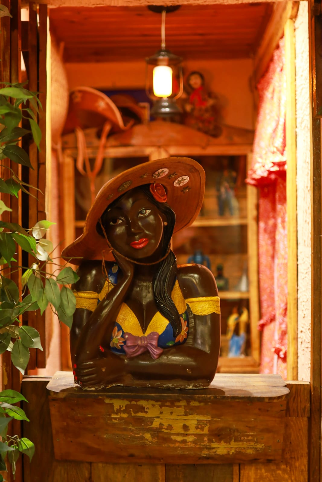 Nicho decorado com peças de artesanato nordestino