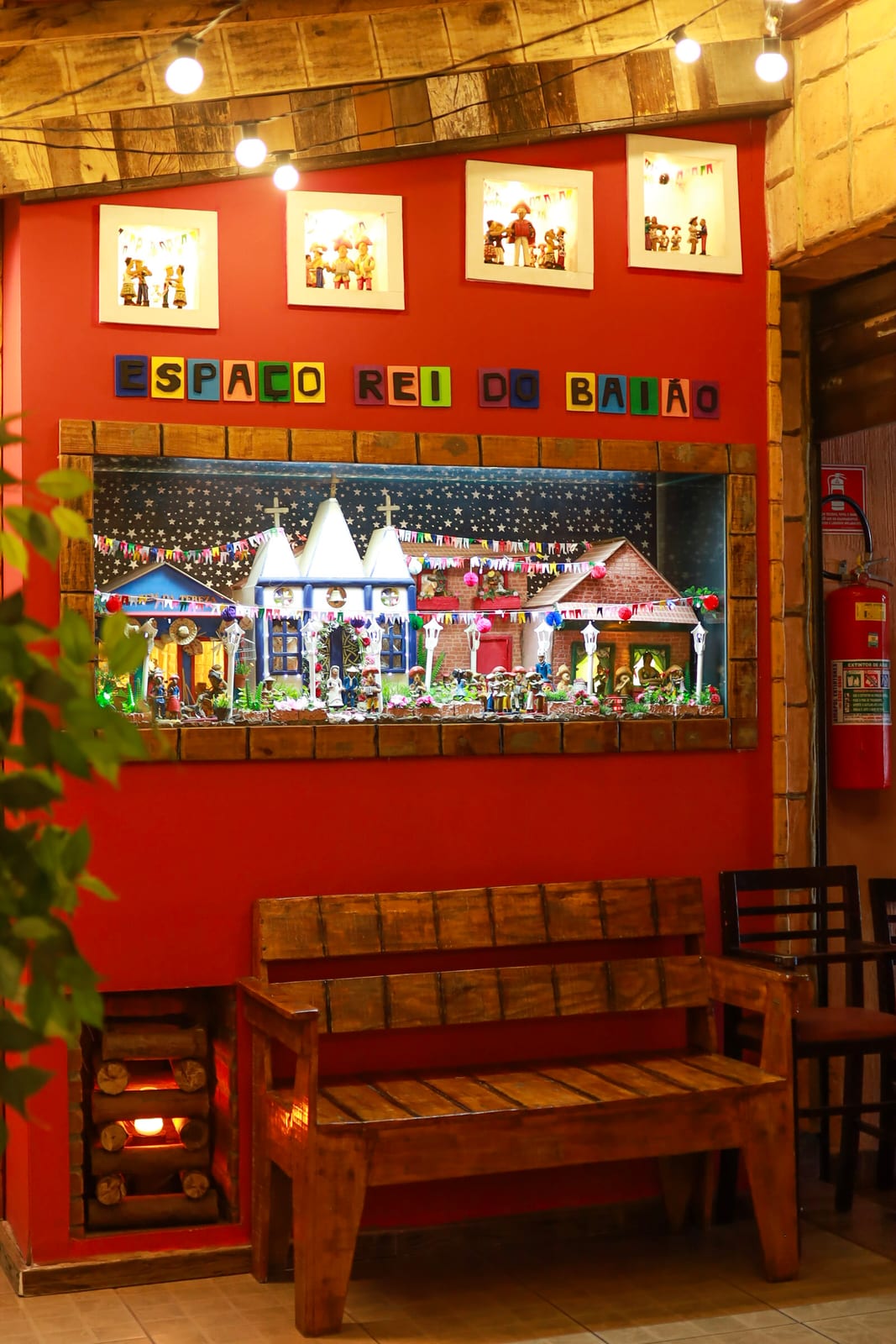 Espaço Rei do Baião, decorado com miniaturas do sertão